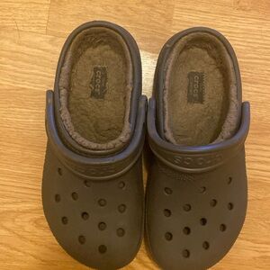 Previously loved brown, fur-lined crocs men’s size 4 women’s size 6l